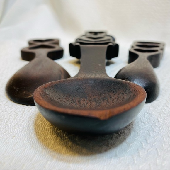 Set of 3 hand carved Welsh Love Spoons. Perfect for Valentine Day & Weddings - Picture 4 of 7